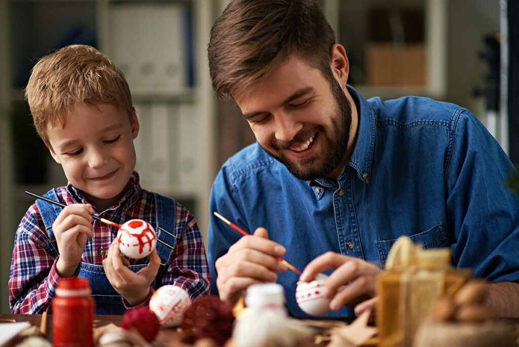 Vater und Sohn beim Weihnachtsbasteln