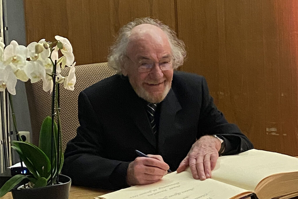 Reiner Jakobs unterzeichnet als treuer Sepnder des Förderkreis Hilfe für krebskranke Kinder die Ehrenbürgerschaft der Stadt Monschau