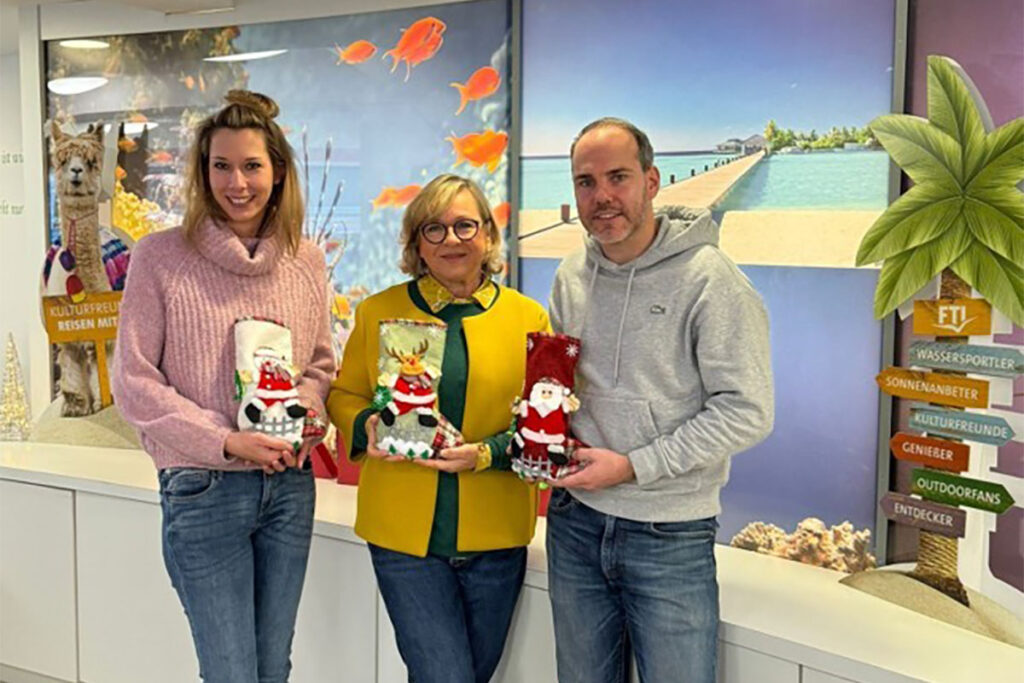 Der Förderkreis krebskranke Kinder empfängt Nikolausgeschenke vom Reisebüro Shepers aus Heinsberg